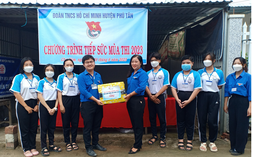 Huyện đoàn thăm, tặng quà tình nguyện viên tiếp sức mùa thi